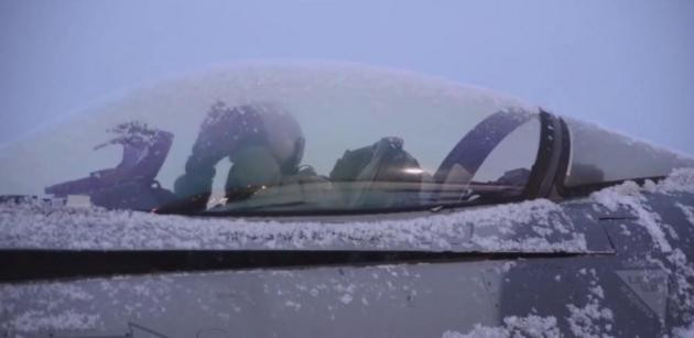 Aπογείωση F-16 από…παγοδρόμιο (βίντεο)